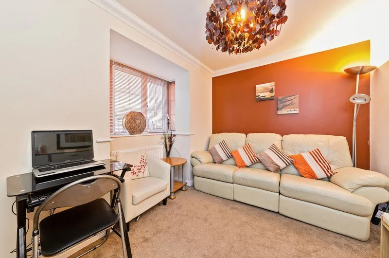 Available Spacious 6-Bedroom Corner House for Sale in Luton, LU4!!!