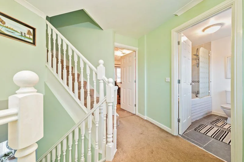 Available Spacious 6-Bedroom Corner House for Sale in Luton, LU4!!!