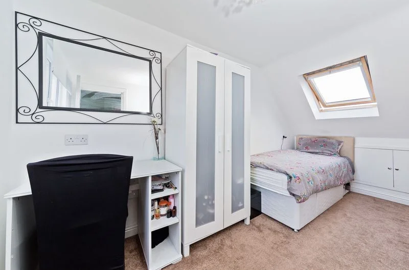 Available Spacious 6-Bedroom Corner House for Sale in Luton, LU4!!!
