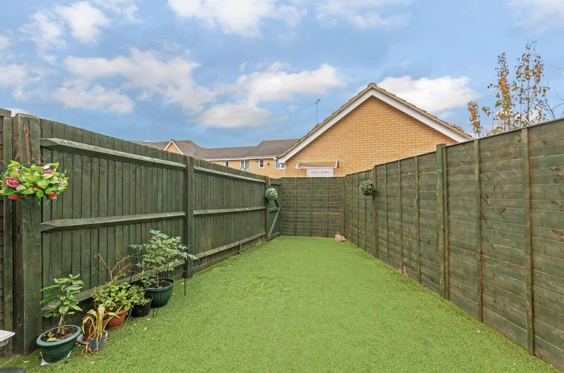 Available Spacious 6-Bedroom Corner House for Sale in Luton, LU4!!!