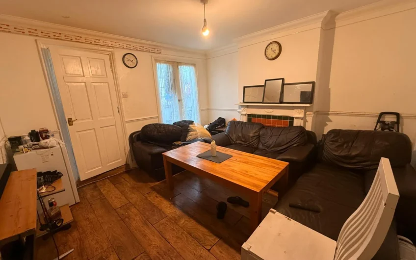 2 Bedroom Mid-terraced House for Sale in Luton, LU1!!!