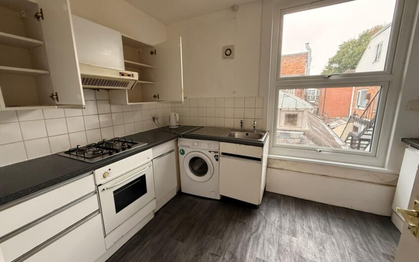 Available Spacious First Floor 2-Bed Flat in Prime Dunstable Location LU6!!!