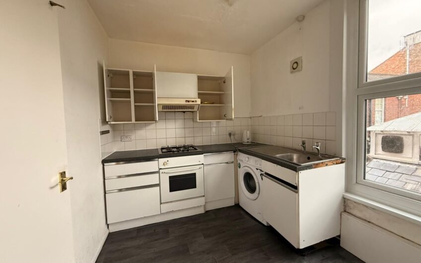 Available Spacious First Floor 2-Bed Flat in Prime Dunstable Location LU6!!!