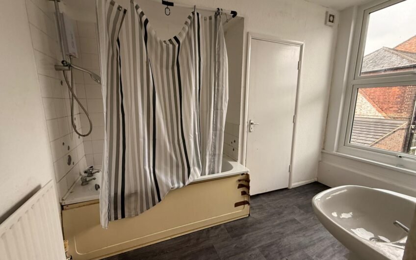 Available Spacious First Floor 2-Bed Flat in Prime Dunstable Location LU6!!!