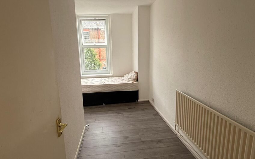 Available Spacious First Floor 2-Bed Flat in Prime Dunstable Location LU6!!!