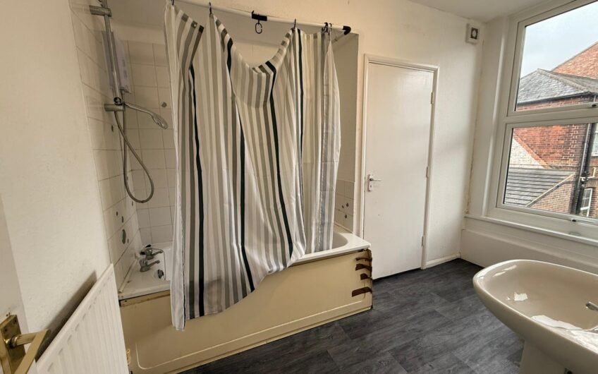 Available Spacious First Floor 2-Bed Flat in Prime Dunstable Location LU6!!!