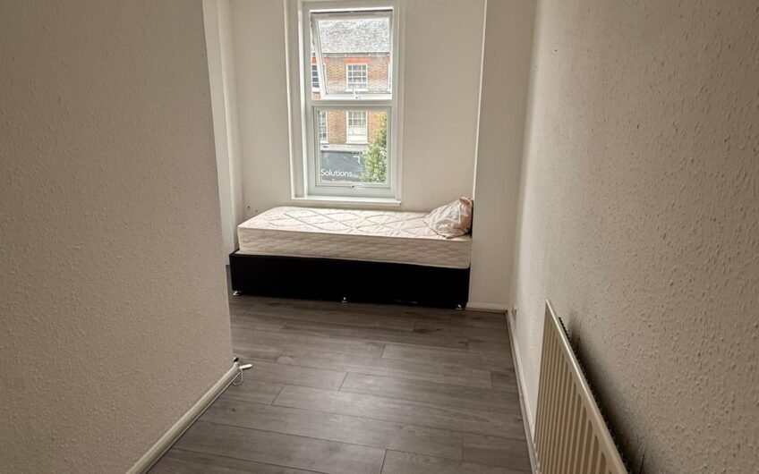 Available Spacious First Floor 2-Bed Flat in Prime Dunstable Location LU6!!!