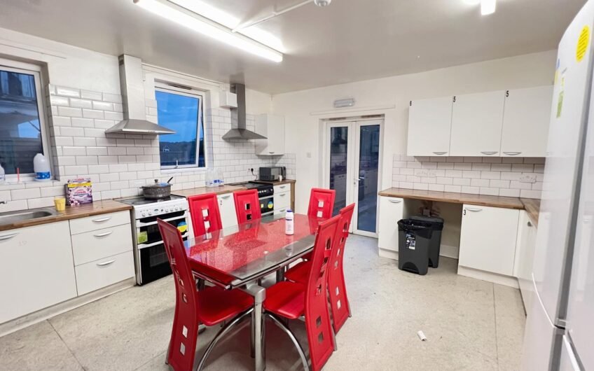 Available Furnished Room in Conway Road, Luton, LU4!!!