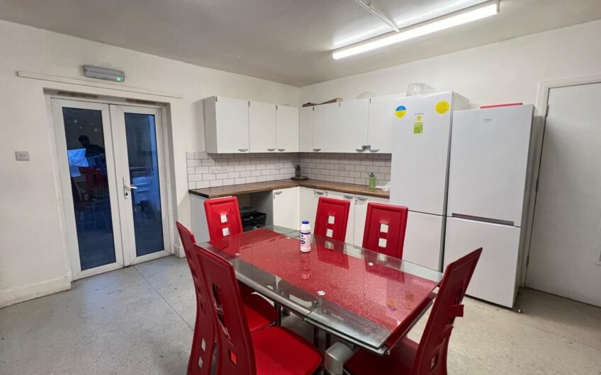 Available Furnished Room in Conway Road, Luton, LU4!!!