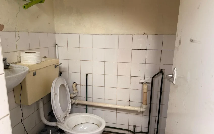 Available Butcher Shop + 1-Bedroom Flat for Rent in 70 Ash Road, Luton LU4!!!