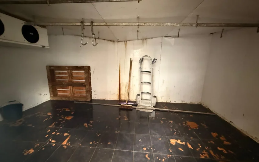 Available Butcher Shop + 1-Bedroom Flat for Rent in 70 Ash Road, Luton LU4!!!