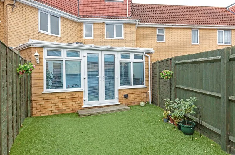Available Spacious 6-Bedroom Corner House for Sale in Luton, LU4!!!