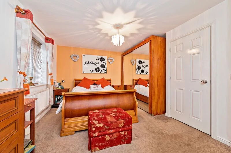 Available Spacious 6-Bedroom Corner House for Sale in Luton, LU4!!!