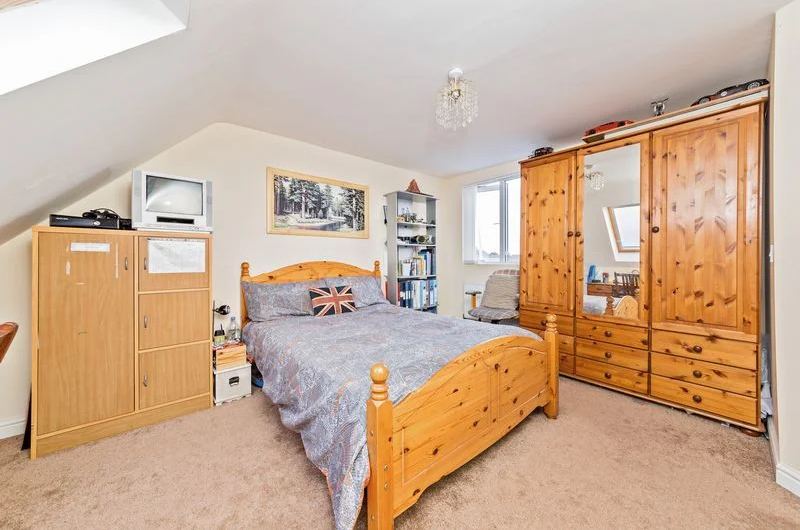 Available Spacious 6-Bedroom Corner House for Sale in Luton, LU4!!!