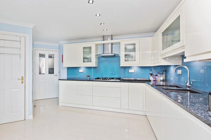 Available Spacious 6-Bedroom Corner House for Sale in Luton, LU4!!!