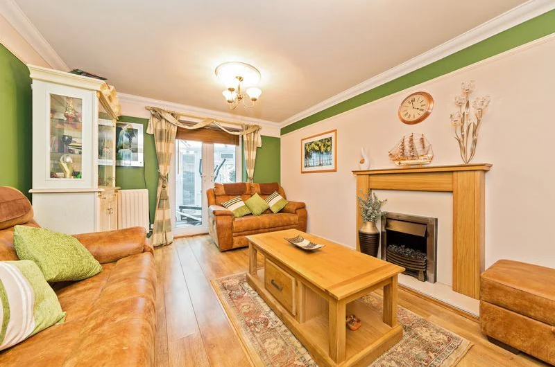 Available Spacious 6-Bedroom Corner House for Sale in Luton, LU4!!!