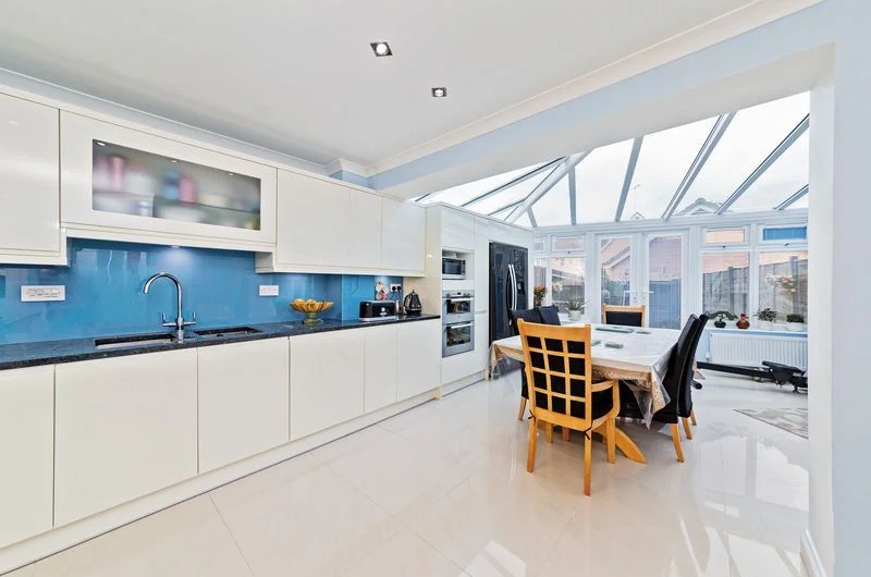 Available Spacious 6-Bedroom Corner House for Sale in Luton, LU4!!!