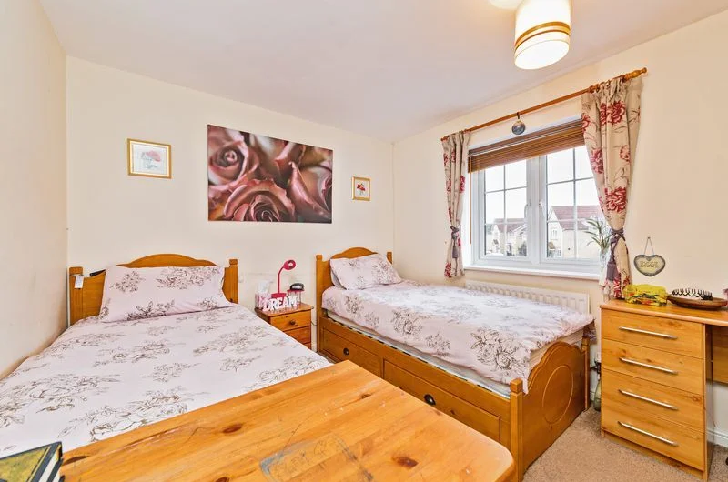 Available Spacious 6-Bedroom Corner House for Sale in Luton, LU4!!!