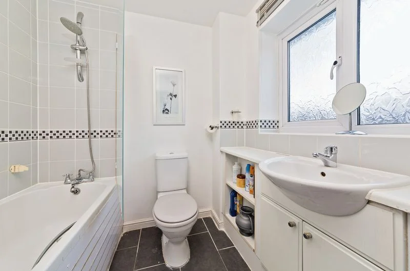 Available Spacious 6-Bedroom Corner House for Sale in Luton, LU4!!!