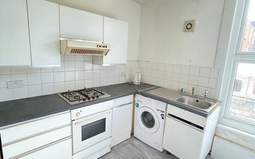 Available Spacious First Floor 2-Bed Flat in Prime Dunstable Location LU6!!!