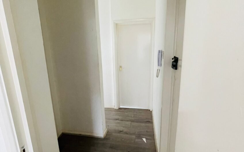 Available Spacious First Floor 2-Bed Flat in Prime Dunstable Location LU6!!!