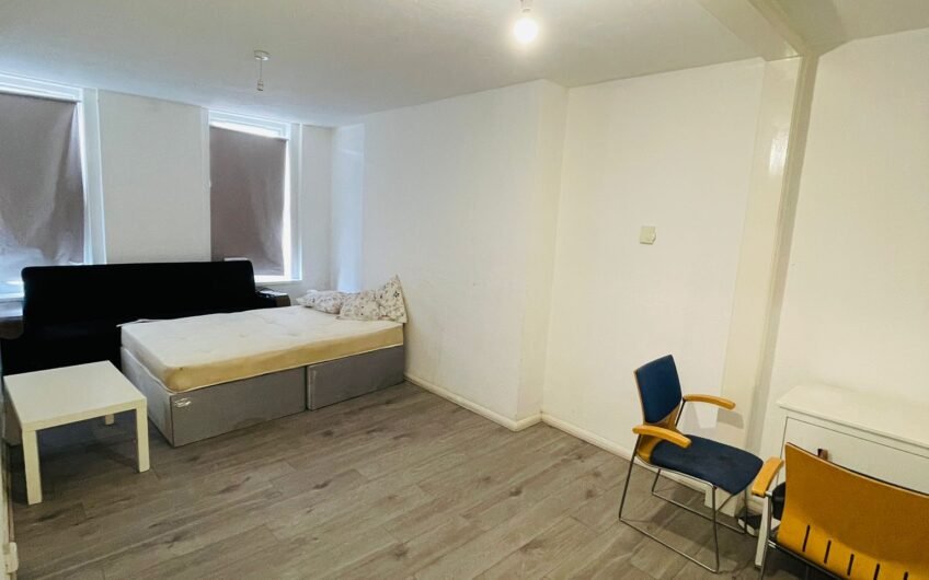 Available Spacious First Floor 2-Bed Flat in Prime Dunstable Location LU6!!!
