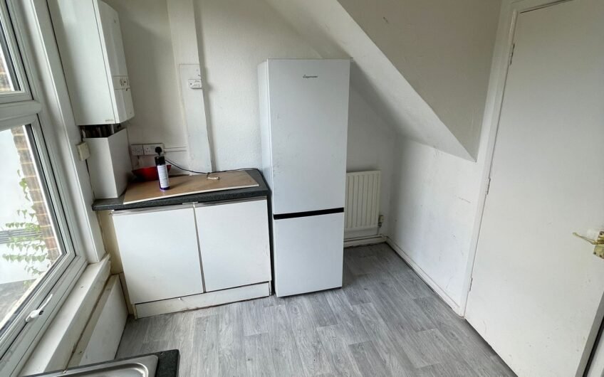 Available Spacious First Floor 2-Bed Flat in Prime Dunstable Location LU6!!!