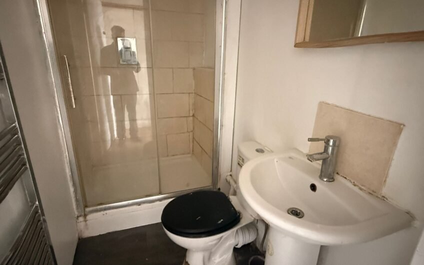 Available 1-Bedroom fully furnished flat located in the heart of Bletchley town centre MK2!!!
