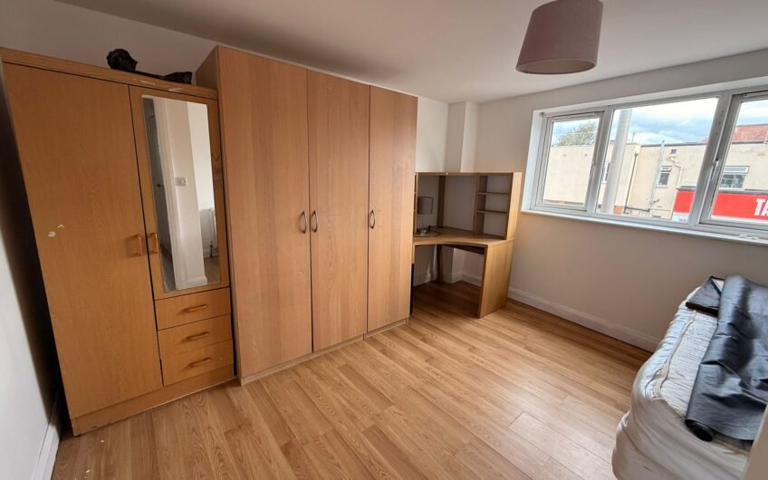 Available 1-Bedroom fully furnished flat located in the heart of Bletchley town centre MK2!!!