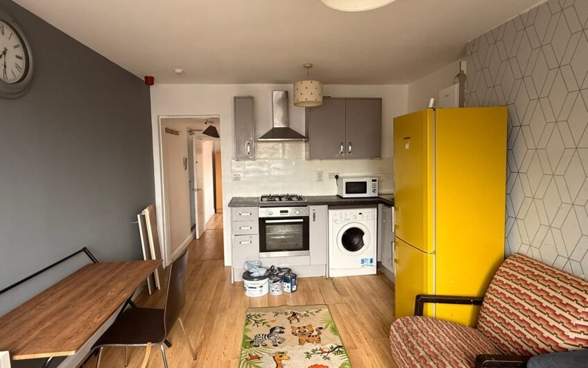 Available 1-Bedroom fully furnished flat located in the heart of Bletchley town centre MK2!!!