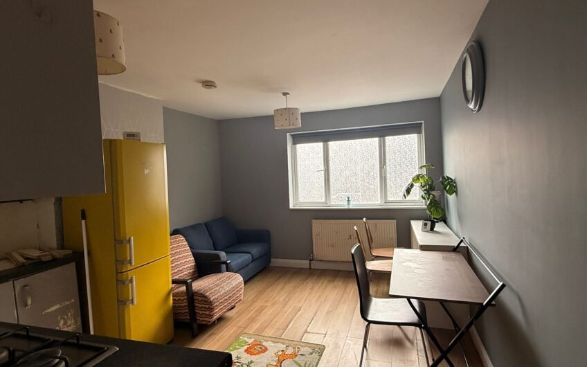 Available 1-Bedroom fully furnished flat located in the heart of Bletchley town centre MK2!!!