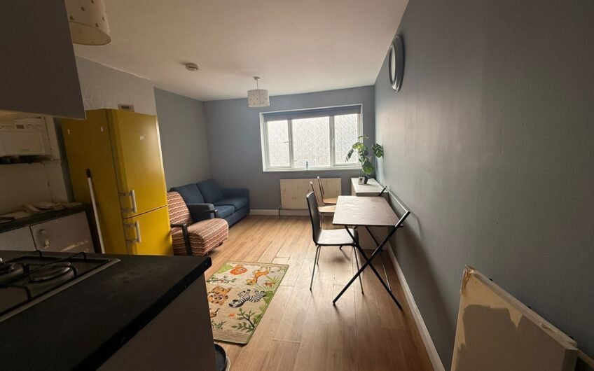 Available 1-Bedroom fully furnished flat located in the heart of Bletchley town centre MK2!!!