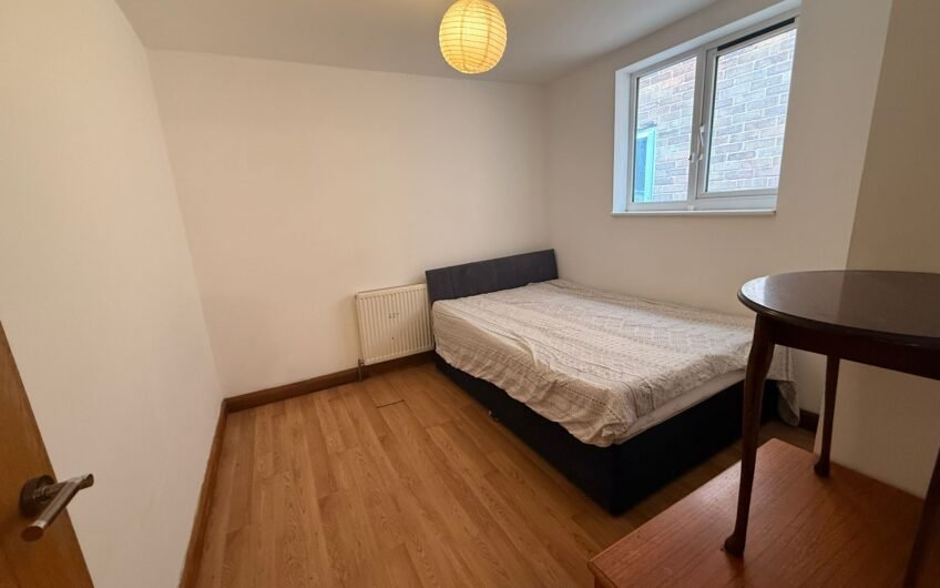 Available 1-Bedroom fully furnished flat located in the heart of Bletchley town Centre MK2!!!