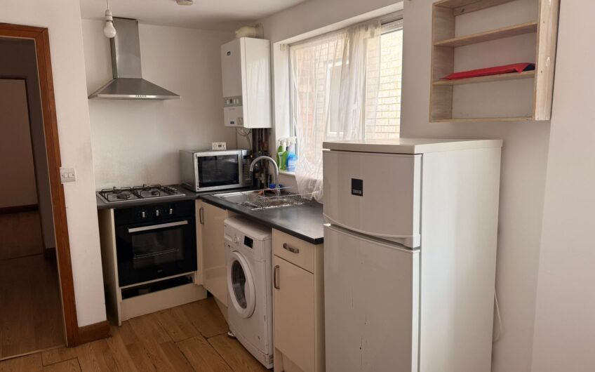 Available 1-Bedroom fully furnished flat located in the heart of Bletchley town Centre MK2!!!