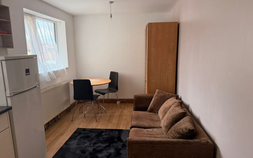 Available 1-Bedroom fully furnished flat located in the heart of Bletchley town Centre MK2!!!