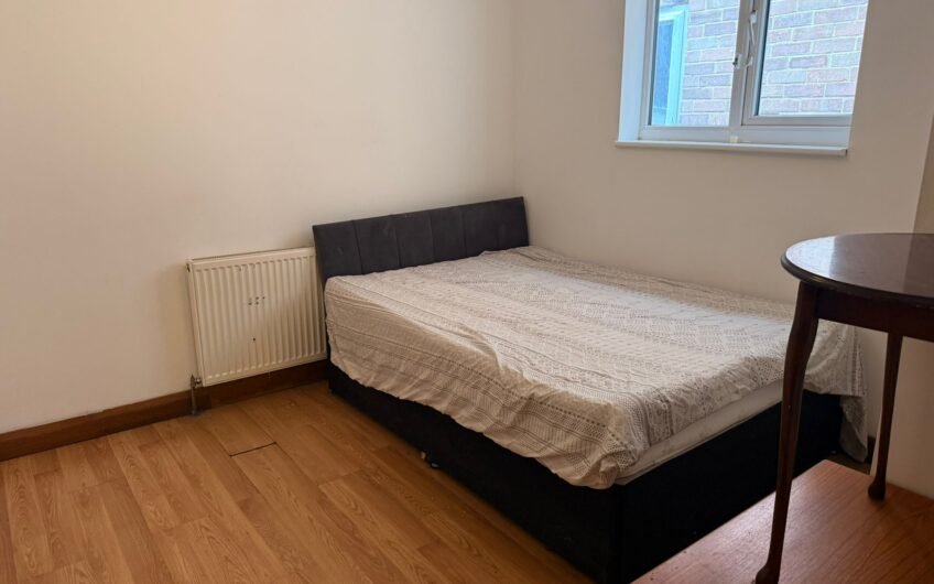 Available 1-Bedroom fully furnished flat located in the heart of Bletchley town Centre MK2!!!