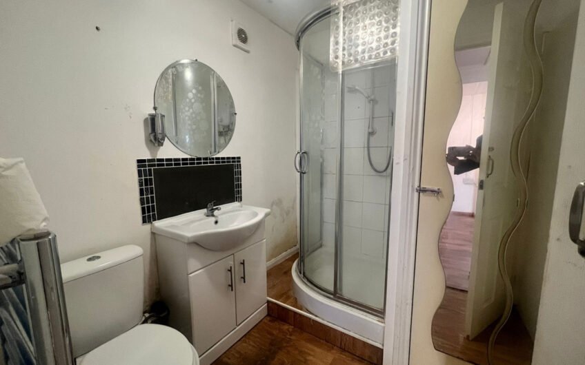 Available charming 1-bedroom rear flat offers a comfortable and convenient lifestyle in Luton LU3!!!