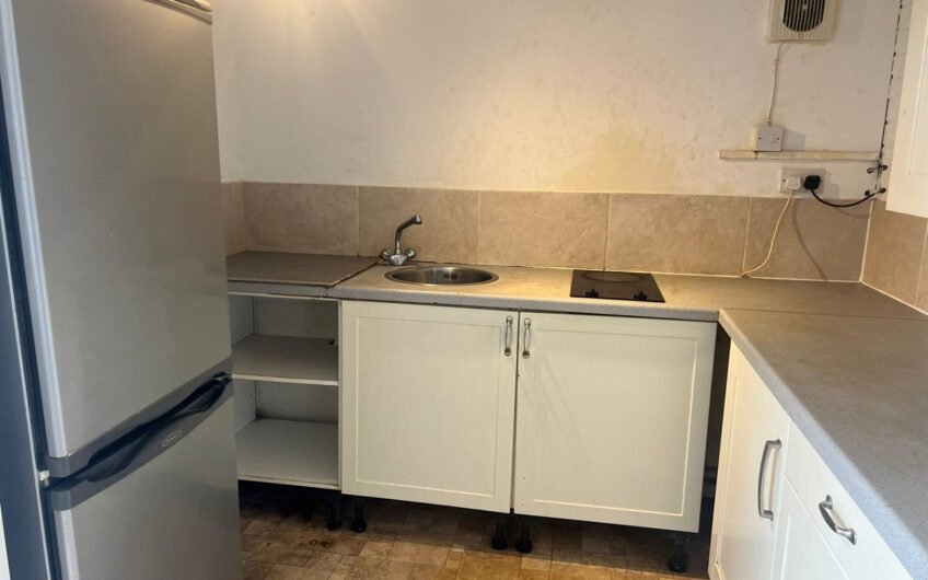 Available charming 1-bedroom rear flat offers a comfortable and convenient lifestyle in Luton LU3!!!