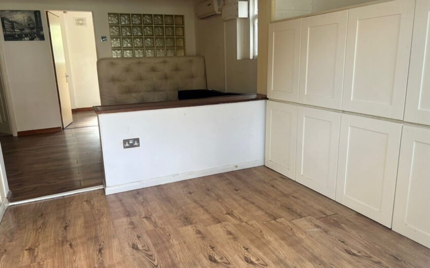 Available charming 1-bedroom rear flat offers a comfortable and convenient lifestyle in Luton LU3!!!