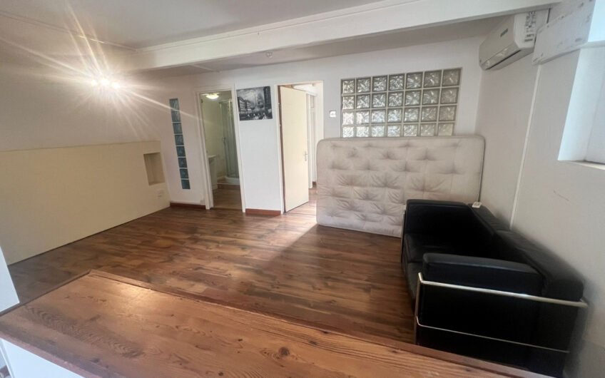 Available charming 1-bedroom rear flat offers a comfortable and convenient lifestyle in Luton LU3!!!