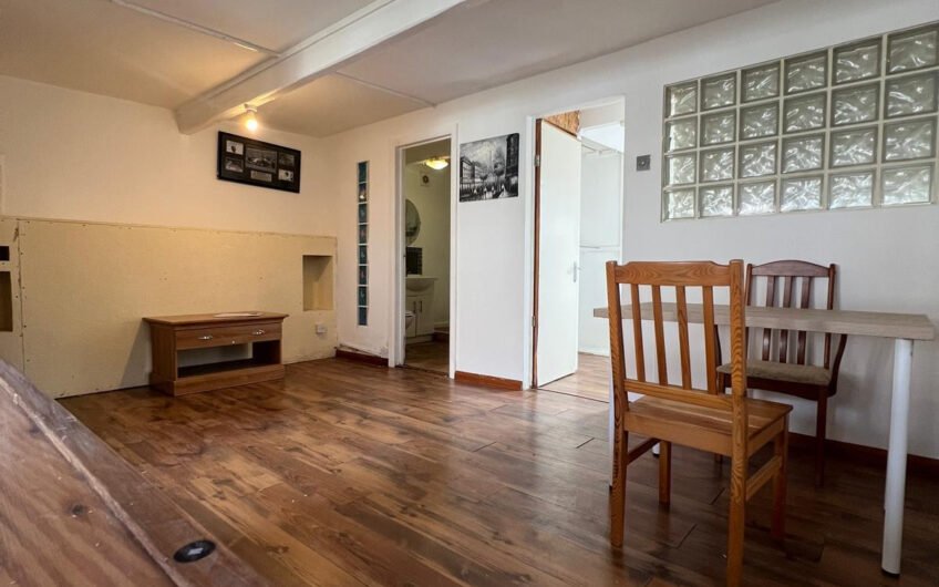 Available charming 1-bedroom rear flat offers a comfortable and convenient lifestyle in Luton LU3!!!