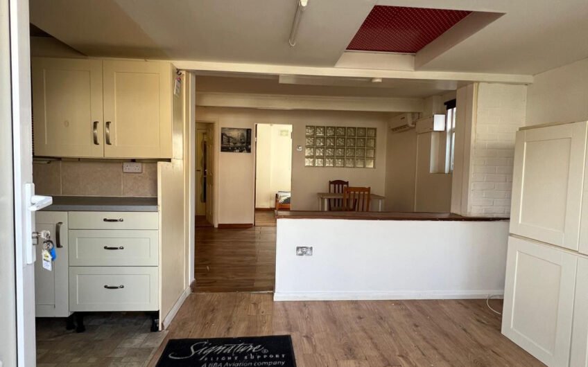 Available charming 1-bedroom rear flat offers a comfortable and convenient lifestyle in Luton LU3!!!