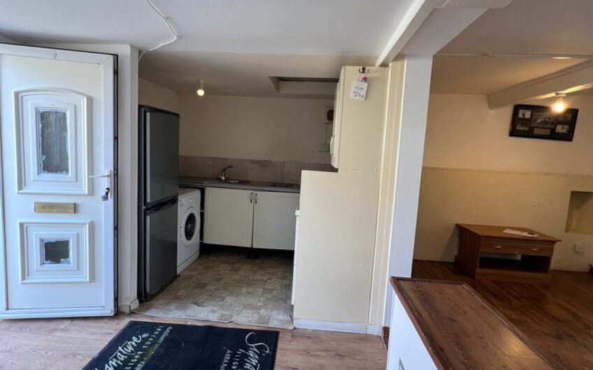 Available charming 1-bedroom rear flat offers a comfortable and convenient lifestyle in Luton LU3!!!