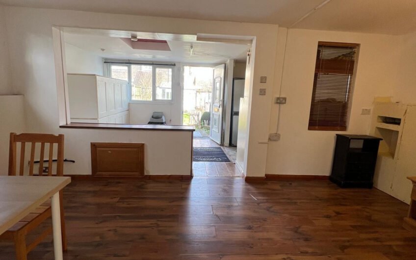 Available charming 1-bedroom rear flat offers a comfortable and convenient lifestyle in Luton LU3!!!