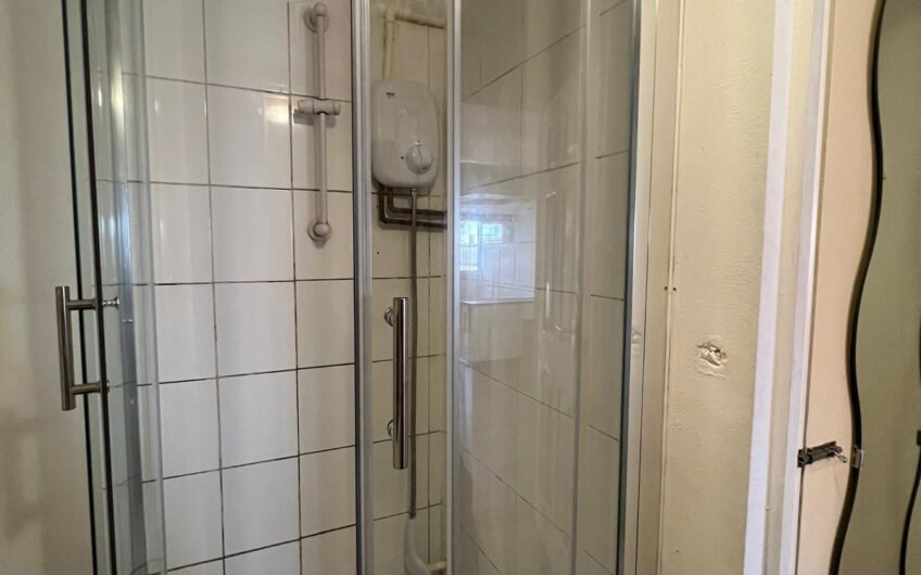 Available charming 1-bedroom rear flat offers a comfortable and convenient lifestyle in Luton LU3!!!