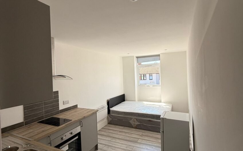 Available Studio Flat with 2 Bathrooms for Rent in Luton, LU4!!!