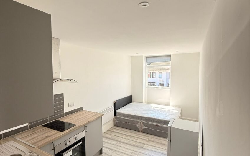 Available Studio Flat with 2 Bathrooms for Rent in Luton, LU4!!!