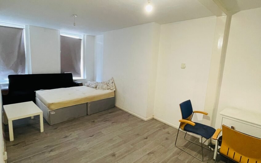 Available Spacious First Floor 2-Bed Flat in Prime Dunstable Location LU6!!!