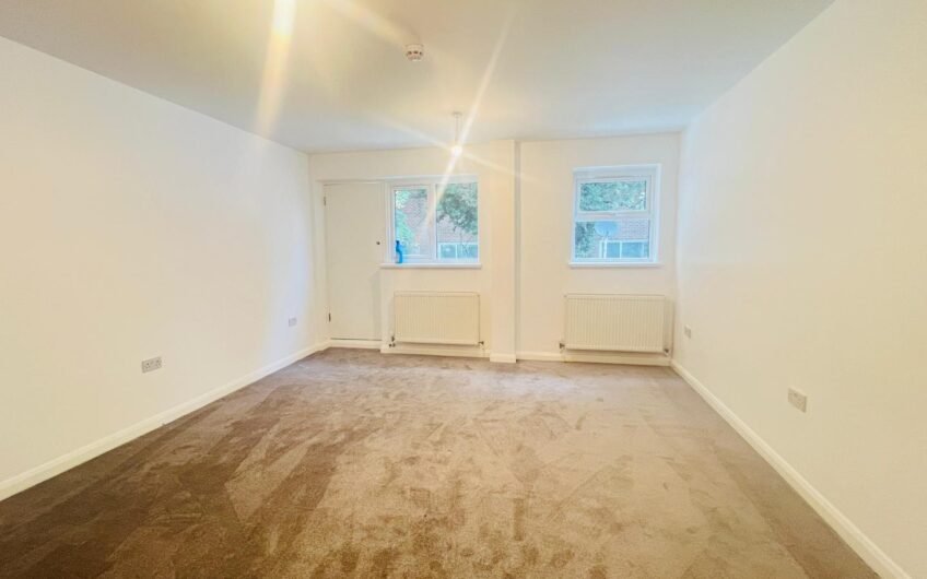 Available 4 Bedrooms Flat in Prime Location Near High Street North LU6!!!