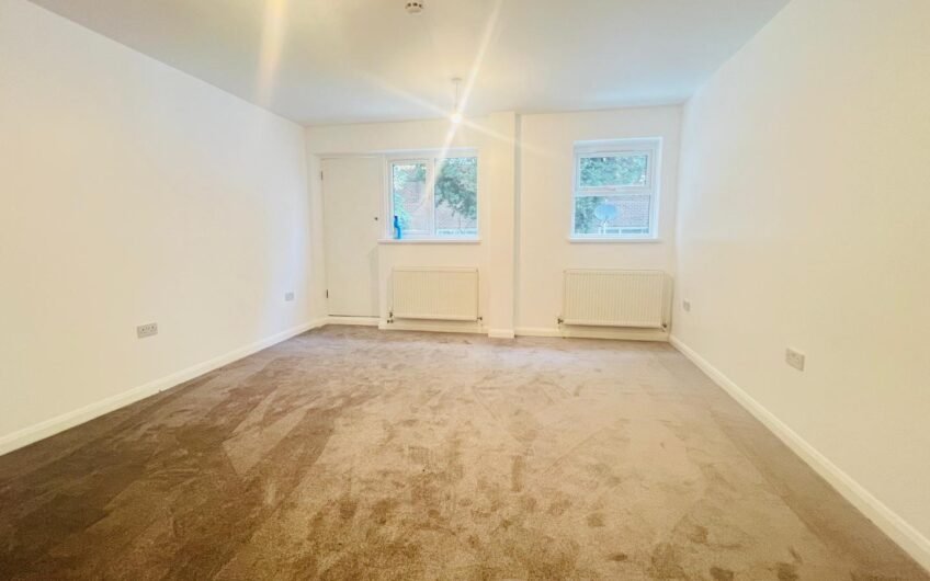 Available 4 Bedrooms Flat in Prime Location Near High Street North LU6!!!